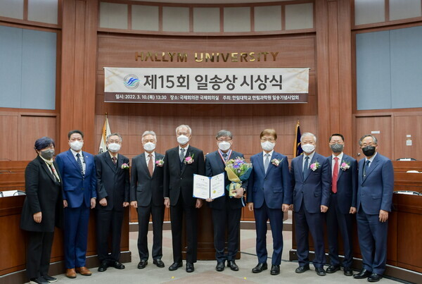 10일 진행된 '제15회 일송상 시상식'에서 일송상을 수상한 한림대 한강성심병원 화상센터 관계자들이 수상 후 한림대 관계자들과 기념사진을 촬영하고 있다. 사진=한림대 제공