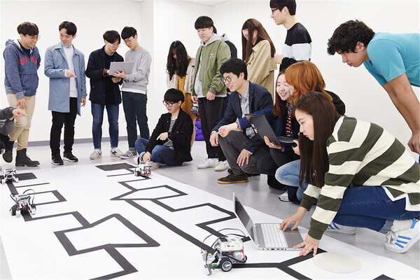 부산대, 중앙대, 한남대 등 12개 대학으로 구성된 3개 컨소시엄이 과학기술정보통신부 '2022년도 현장연계 미래선도인재양성 지원사업'에 선정됐다. 사진은 중앙대 컴퓨터공학부 학생들. 사진=중앙대 제공