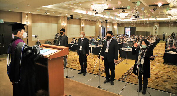 대구한의대 미래라이프융합대학 성인학습자 신입생들이 선서를 하고 있다. 사진=대구한의대 제공