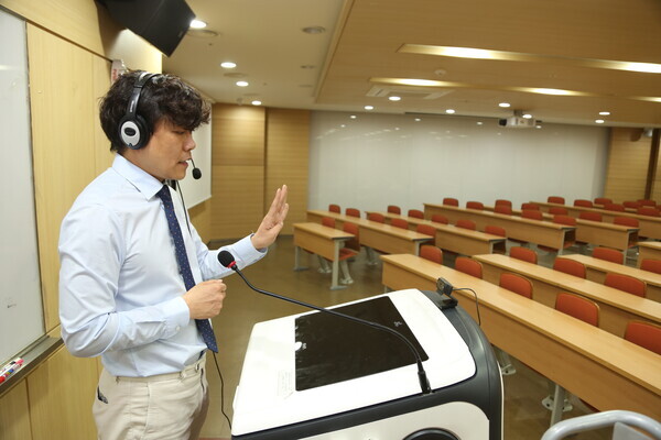 서울의 한 대학에서 교수가 온라인 수업을 진행하고 있다. 사진=대학저널DB 