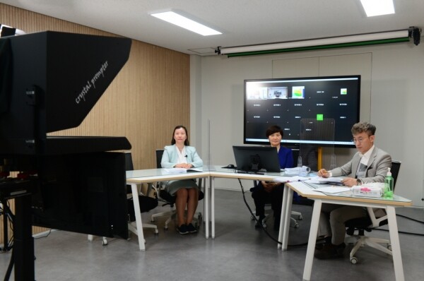 효율적인 원격수업을 운영하려면 교수 개인 차원에서 이뤄지고 있는 원격수업 우수사례 발굴과 공유 과정이 활발하게 이뤄질 수 있는 생태계가 조성돼야 한다는 주장이 나왔다. 사진은 대구보건대 원격교육지원센터 관계자들이 영송관 3층에 위치한 패널식 스튜디오에서 온라인회의를 하고 있는 모습. 사진=대구보건대 제공