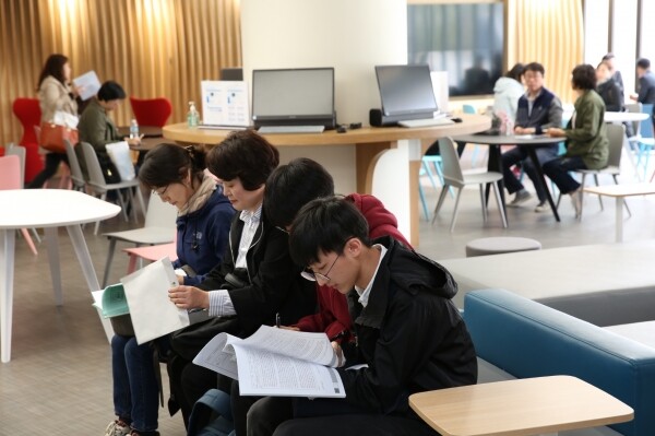 상담 대기 중인 고2 학생과 학부모. 사진=대학저널DB