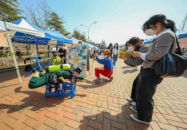 영남대 동아리 소속 학생들이 16일 열린 중앙동아리 박람회에서 신입생을 대상으로 홍보활동을 펼치고 있다. 사진=영남대 제공 