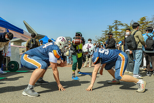 영남대 동아리 소속 학생들이 16일 열린 중앙동아리 박람회에서 신입생을 대상으로 홍보활동을 펼치고 있다. 사진=영남대 제공 