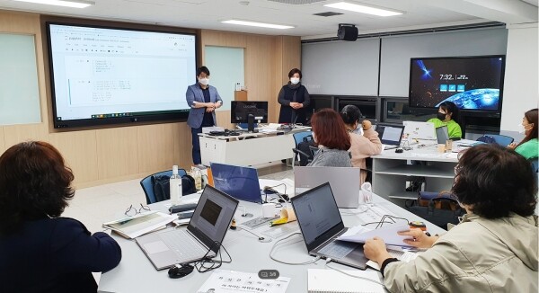고등교육기관의 평생교육 기능을 강화하기 위해서는 고등평생교육체계 정립을 위한 고등교육과 평생교육과의 관계 재구축이 필요하다는 주장이 나왔다. 사진은 인천재능대에서 인공지능 교육을 받고 있는 인천SW미래채움 강사들. 사진=인천재능대 제공