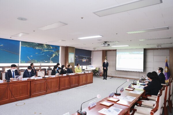 군산대와 군산시의회 관계자들이 17일 ‘지역과 상생하는 교육혁신 방안’에 대해 논의하고 있다. 사진=군산대 제공