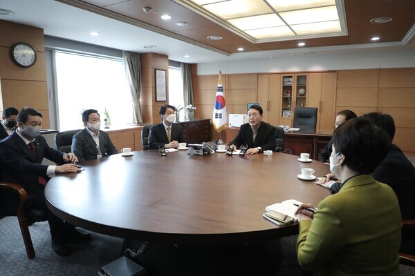 대통령직인수위 과학기술교육 분과 인선에서 교육전문가가 배제되고 교육부 조직의 축소, 통폐합 설이 흘러나오자 이를 우려하는 목소리가 나온다. 사진은 지난 14일 윤석열 대통령 당선인이 참석한 가운데 열린 대통령직 인수위원회 티타임 모습. 사진=제20대 대통령직인수위원회 홈페이지