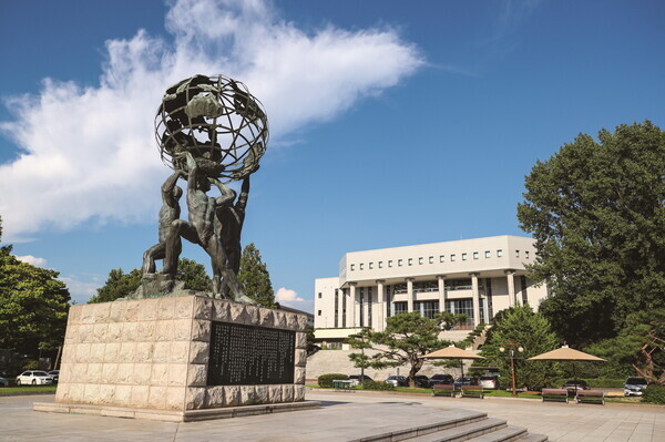 강원대 춘천캠퍼스 도서관 앞 미래창조상