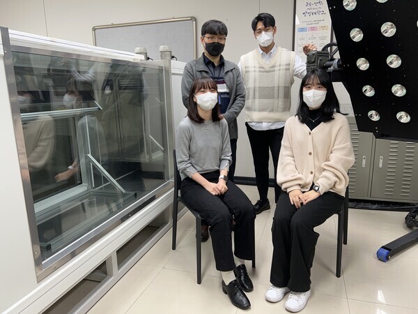 이행우 상명대 교수 연구팀. (뒤줄 좌측부터 시계방향으로) 이행우 교수, 이현민·한소원·백송이 씨. 사진=상명대 제공