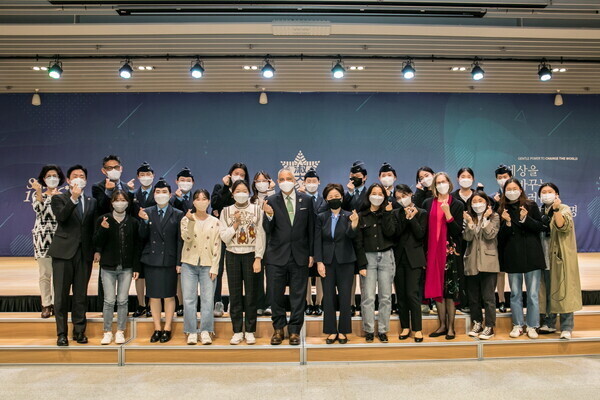 크리스토퍼 델 코르소(앞줄 왼쪽에서 여섯번 째) 주한 미국대사대리와 숙명여대 학생들이 토크콘서트 후 손하트를 만들어 보이고 있다. 사진=숙명여대 제공