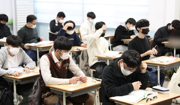 지난해 11월 18일 2022학년도 대학수학능력시험을 앞둔 학생들이 시험을 치를 준비를 하고 있다. 사진=광주교육청 제공