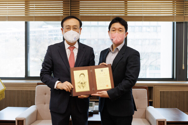 조영대(오른족) 서울대 보건학 교수가 오세정 서울대 총장과 인구학연구실 기금 기부에 대한 감사표시로 서울대에서 제공한 감사패를 들어보이고 있다. 사진=서울대 제공