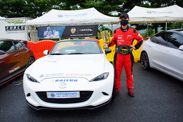 ‘JB오토웍스 맥스파워 짐카나 챔피언쉽’ 2라운드 참가자가 차량 옆세서 포즈를 취하고 있다. 사진=아주자동차대 제공
