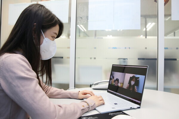 가천대 전문 컨설턴트 상담가가 신입생을 대상으로 1대 1 맞춤 컨설팅을 하고 있다. 사진=가천대 제공