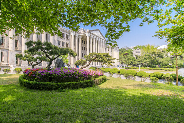 경희대와 스탠퍼드대가 아시아의 지속가능성 공동연구를 위해 손을 맞잡았다. 사진은 경희대 본관 전경. 사진=경희대 제공