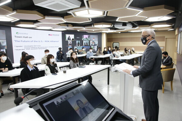 크리스토퍼 델 코소 주한미국대사대리가 성균관대 학생들과 타운홀 미팅을 하고 있다. 사진=성균관대 제공