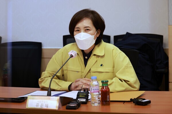 유 부총리가 지난 21일 동국대를 방문해 오미크론 대응 방역을 청취하고 있다. 사진=교육부 제공