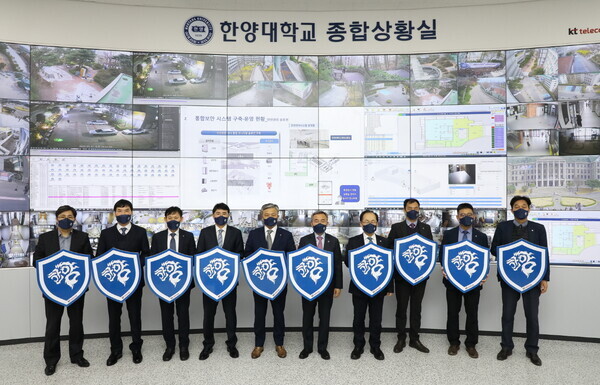 한양대 종합상황실 개소식에서 참석자들이 기념촬영을 하고 있다. 사진=한양대 제공