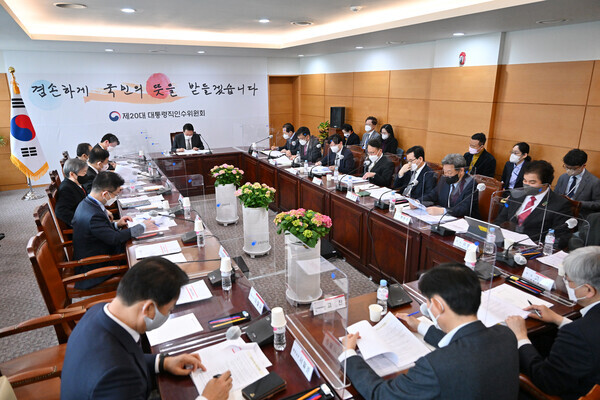 전국대학교 기획처장협의회가 제20대 대통령직인수위원회에 대학정책 거버넌스 혁신과 대학 재정 개선을 촉구했다. 사진은 지난 31일 윤석열 대통령 당선인이 참석한 가운데 열린 대통령직 인수위원회 경제1·2분과, 과학기술교육분야 분과 업무보고 회의 장면. 사진=제20대 대통령직인수위원회 홈페이지