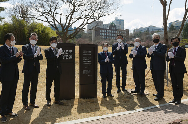 순천향대 관계자들이 1일 진행된 ‘향운로 벚꽃길’ 현판 제막식 후 기념사진을 촬영하고 있다. 사진=순천향대 제공 