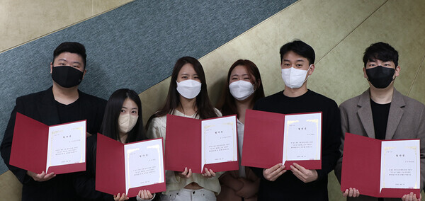 (왼쪽부터) 바쿠스랩 허원상 대표와 AHNI팀 이송이 대표, 위아컴퍼니 김민주 대표, 동덕여대 양지희 책임연구원, 퍼플듀드 전홍영 대표, 레다 윤진하 대표가 협약증을 펼쳐보이고 있다. 사진=동덕여대 제공