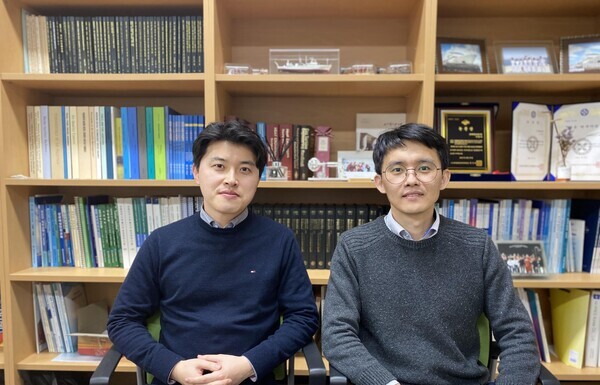 이원주(왼쪽·교신저자) 한국해양대 교수와 하승만 석사졸업생(제1저자). 사진=한국해양대 제공
