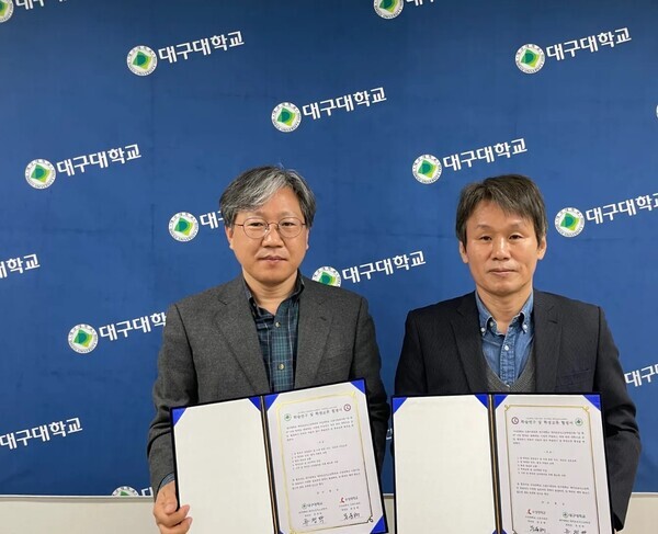 대구대 메카트로닉스공학과와 수성대 드론기계과가 지난 1일  상호발전을 위한 학술연구·학생교류 협약을 체결하고 협약서를 들어보이고 있다. 사진=대구대 제공