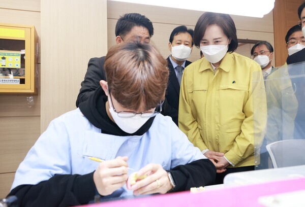 유은혜 부총리 겸 교육부 장관이 6일 충북보건과학대 치기공과 학생의 실습수업을 참관하고 있다. 사진=교육부 제공