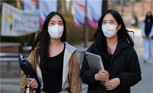 계명문화대 산업디자인과에 입학한 신미나(왼쪽)·신유나 쌍둥이 자매. 사진=전문대교협 제공