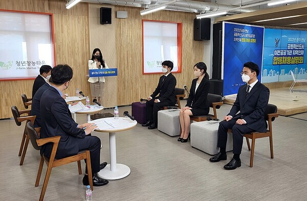 목포대 학생(오른쪽)들이 지역인재 합동 채용설명회에서 모의면접을 보고 있다. 사진=목포대 제공