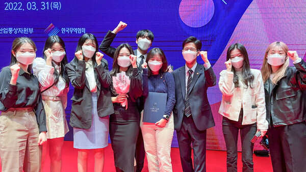 인하대 GTEP 15기 수료식에서 산업통상자원부 장관상 등을 수상한 인하대 학생들이 파이팅을 외치고 있다. 사진=인하대 제공