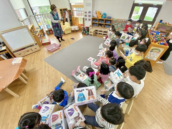 어린이들이 성신여대가 지난 5일 문화가 있는 날을 맞이해 진행한 ‘알록달록 한복체험’ 활동에 참여하고 있다. 사진=성신여대 제공