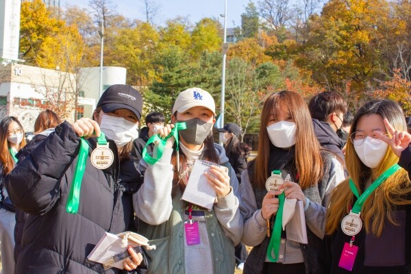 서울과학기술대학교 학생들이 지난해 11월 플로깅 프로그램을 완주한 뒤 기념촬영을 하고 있다. 사진=서울과기대 제공
