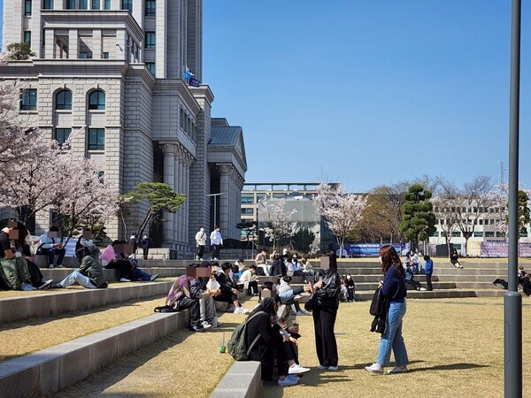 지난 8일 한국외국어대 법대 앞에서 학생들이 모여 모처럼 맞은 캠퍼스의 봄을 즐기고 있다. 사진=백두산 기자