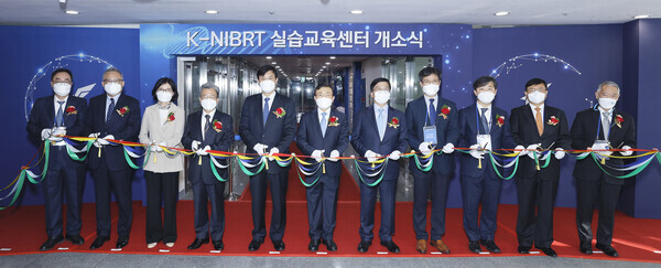 연세대 K-NIBRT 실습교육센터 개소식에서 참석자들이 테이프 커팅을 하고 있다. 사진=연세대 제공