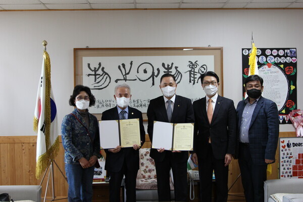 유원대와 영동향교가 체결한 업무협약식에서 참석자들이 협약서를 펼쳐보이고 있다. 사진=유원대 제공 