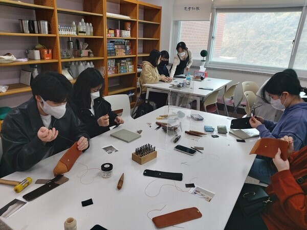 경동대가 마련한 마음건강 집단상담에서 참가 학생들이 아트테라피를 함께 하고 있다. 사진=경동대 제공