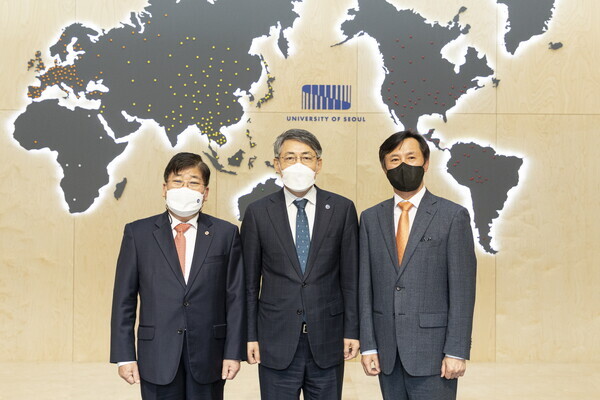 서울시립대와 서울시120다산콜재단이 체결한 업무협약식에서 참석자들이 기념촬영을 하고 있다. 사진=서울시립대 제공