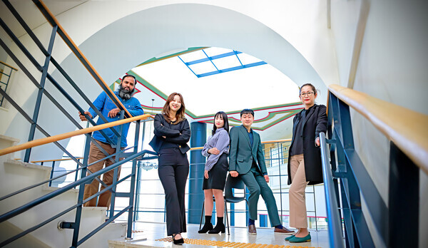 (왼쪽부터)경희대 한의과대학 Md. AtaurRahman 학술연구교수, 박세선 연구원, 김정우 석사과정생, 김봉이 교수, 박문여 학술연구교수. 사진=경희대 제공