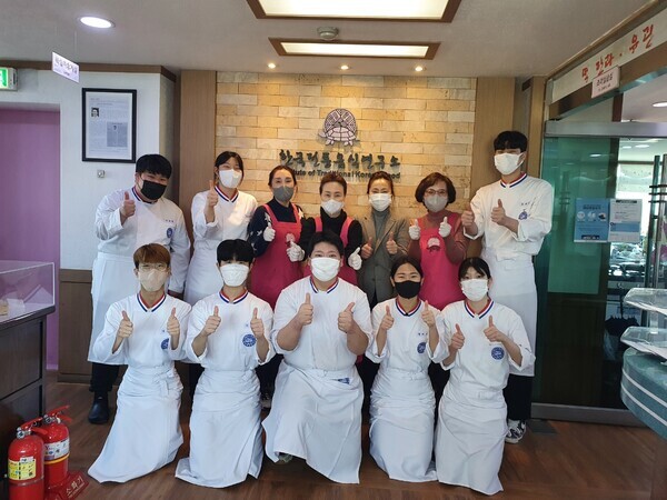 한국관광대 호텔조리과 학생들이 한국전통음식연구소 주최로 열린 ‘제13회 전통음식과 전통주의 만남’에서 농림축산식품부장관상을 수상하고 기념촬영을 하고 있다. 사진=한국관광대 제공