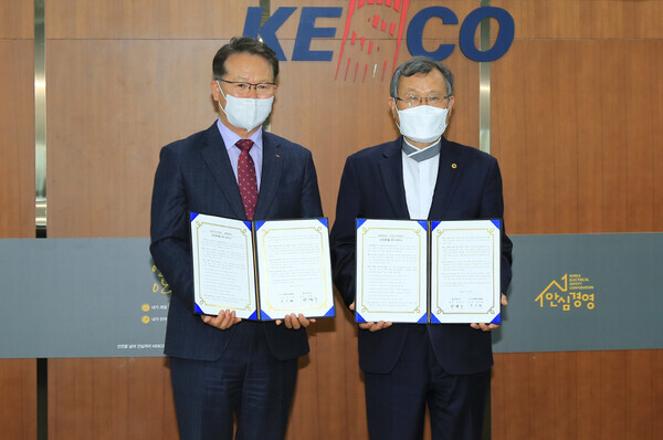 박맹수(오른쪽) 원광대 총장과 박지현 한국전기안전공사 사장이 업무협약을 체결한 뒤 협약서를 펼쳐보이고 있다. 사진=원광대 제공