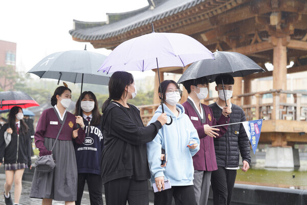 3년 만에 재개된 전북대 캠퍼스투어에서 김제 덕암중 학생들이 홍보대사로부터 캠퍼스에 대한 설명을 듣고 있다. 사진=전북대 제공