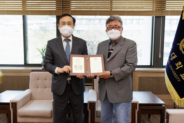 오세정(왼쪽) 서울대 총장과 장일무 명예교수가 발전기금 전달식에서 감사패를 펼쳐보이고 있다. 사진=서울대 제공