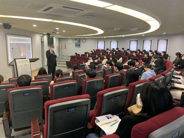 청운대 학생들이 지난 13일 교양대학 인성·의사소통교육센터가 마련한 학과맞춤형 인성특강에서 강사의 강의를 경청하고 있다. 사진=청운대 제공