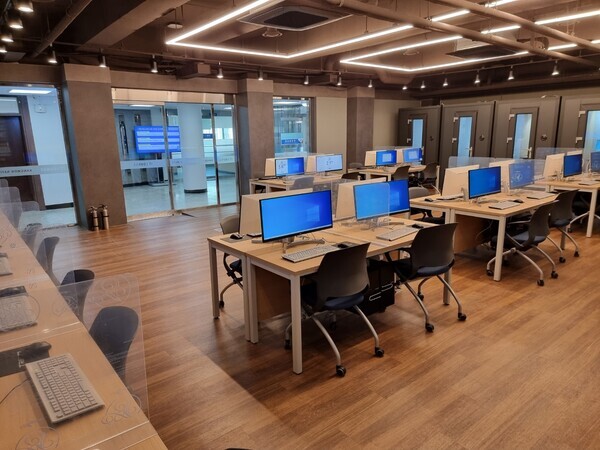 리모델링된 강원대 자유형 실습실(IT라운지) 내부 전경. 사진=강원대 제공