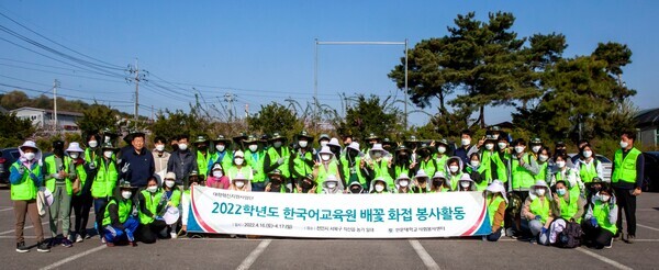 선문대 학생들이 아산 배 재배 농가 화접 봉사활동을 마친 뒤 기념촬영을 하고 있다. 사진=선문대 제공