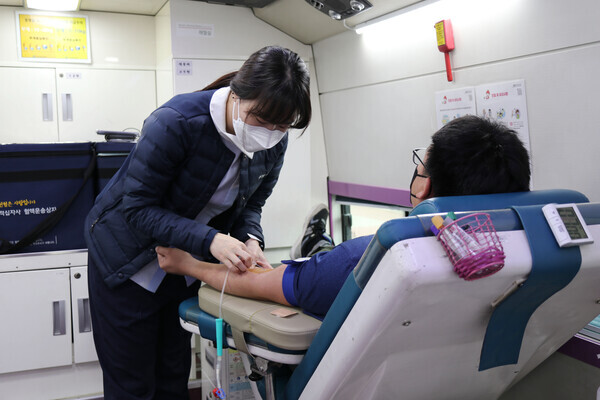 경복대 학생이 ‘경복 사랑의 헌혈 캠페인’에 참여해 헌혈을 하고 있다. 사진=경복대 제공