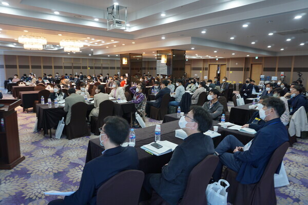 한국전문대학교육협의회가 지난 16일 진행한 ‘2022년 전문대학 진로진학지원단’ 발대식에 참석한 관계자들이 진로진학지원단의 역할과 활동 계획에 대한 안내를 듣고 있다. 사진=전문대교협 제공