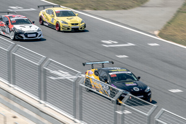 아주자동차대 레이싱팀이 지난 16일 진행된 넥센스피드레이싱 2022시즌 개막전에 참가해 레이싱을 펼치고 있다. 사진=아주자동차대 제공