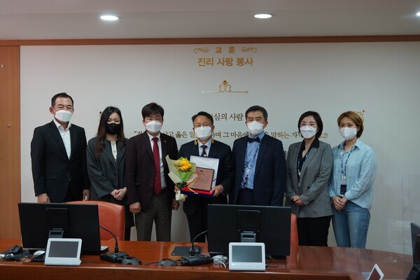 김록환(가운데) 삼육보건대 교수가 대한네일미용사회 감사패를 받고 기념촬영을 하고 있다. 사진=삼육보건대 제공 